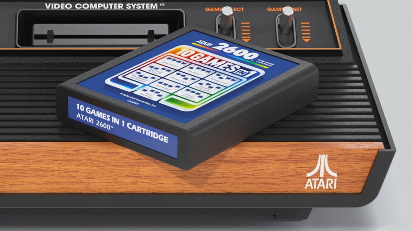La Atari 2600+ et une cartouche de jeux