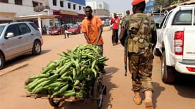 Dans les rues de Bangui. Selon un porte-parole d'une des factions insurgées, les rebelles centrafricains de la Séléka hésitent sur la stratégie à adopter : entrer en négociations avec le président François Bozizé ou poursuivre le combat pour le renverser.