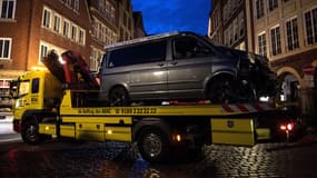 La camionnette avec laquelle un homme a foncé dans la foule samedi à Münster, en Allemagne.