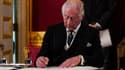 Le roi Charles III signe le serment de maintenir la sécurité de l'Église d'Écosse, lors d'une réunion du Conseil d'adhésion au palais de St James à Londres, le 10 septembre 2022,