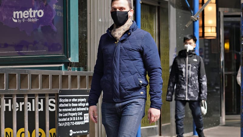 Un homme porte un masque à New York, durant l'épidémie de coronavirus, le 16 mars 2020.