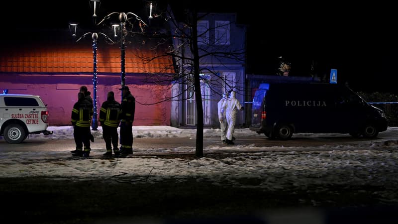 Des officiers de police et des unités de protection civile sécurisent une scène de crime après qu'un homme armé a tué plusieurs personnes dans le village de Bajice près de Cetinje, le 1er janvier 2025.