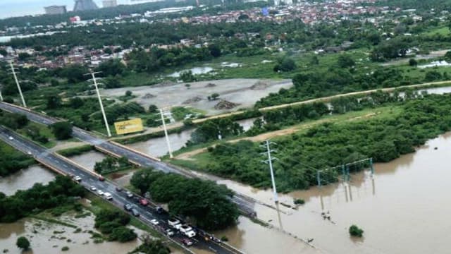 Une autoroute inondée à Acapulco, au Mexique