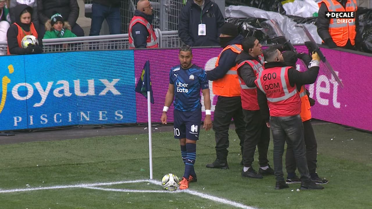 Payet visé par des projectiles sur corner