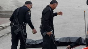 Deux policiers israéliens entourant le corps d'un palestinien, le 