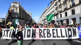 Les militants d'Extinction Rebellion rue de Rivoli, ce jeudi.