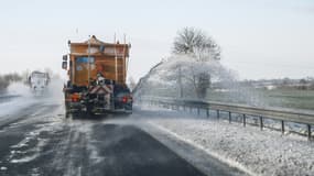 Une déneigeuse en action sur les routes (photo d'illustration).