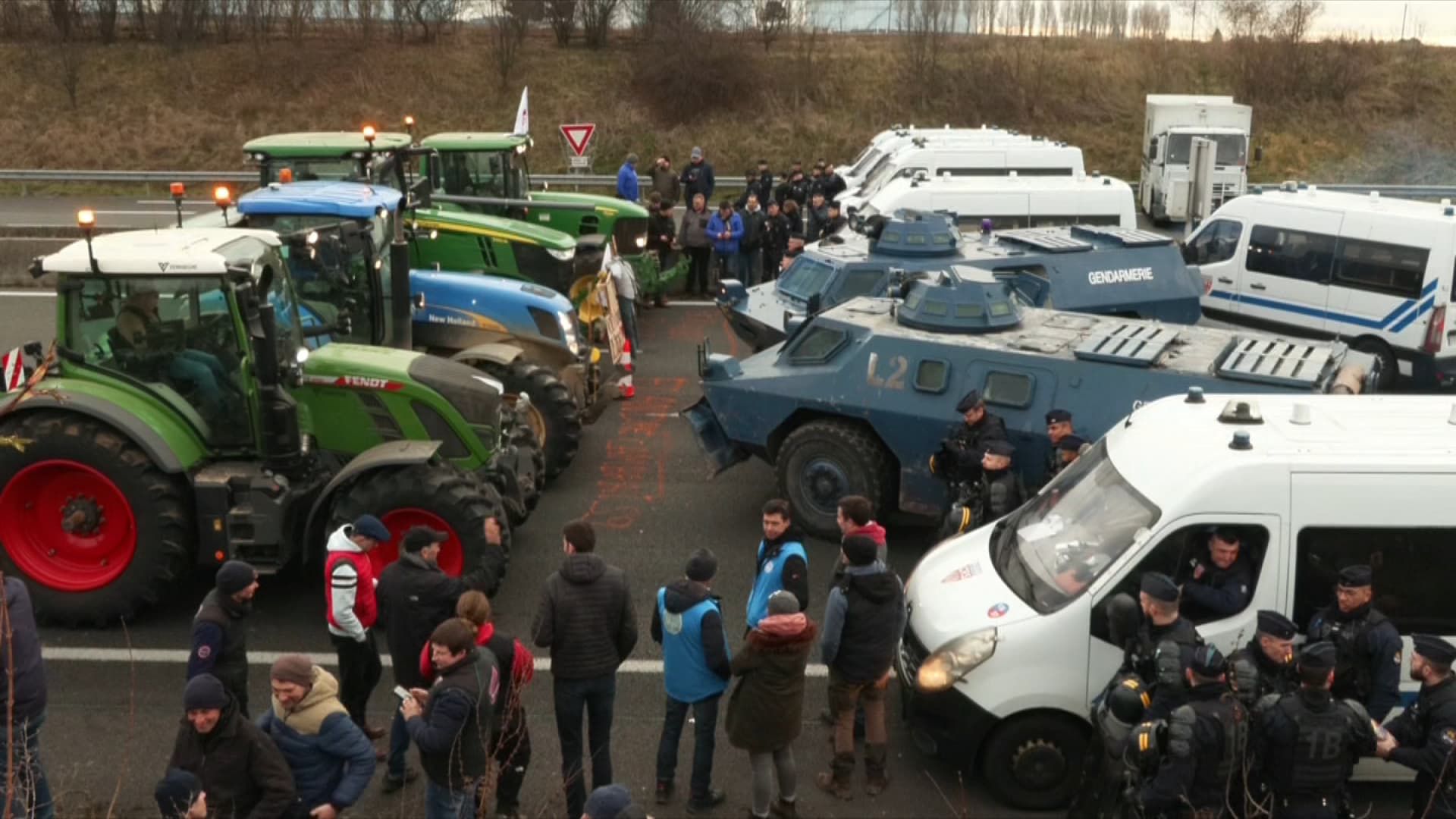 Blocage de l'A1 par des agriculteurs au niveau de Chennevières-lès-Louvres, dans le Val d'Oise, le 31 janvier 2024 Blocage de l'A1 par des agriculteurs au niveau de Chennevières-lès-Louvres, dans le Val d'Oise, le 31 janvier 2024