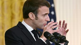 Emmanuel Macron à Washington, lors de sa conférence de presse aux côtés de Joe Biden le 1er décembre 2022, à la veille de son départ pour La Nouvelle-Orléans. 
