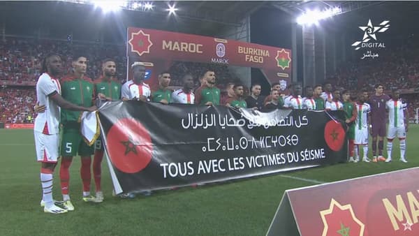 La banderole "Tous avec les victimes du séisme" déployée lors de Maroc-Burkina Faso, le 12/09/2023