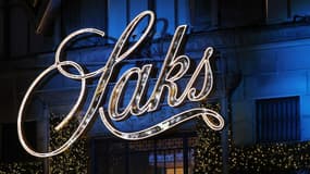 Une enseigne du grand magasin Saks Fifth Avenue lors du spectacle lumineux à l'occasion du dévoilement des vitrines de Noël, le 24 novembre 2025 à New York (photo d'illustration).
