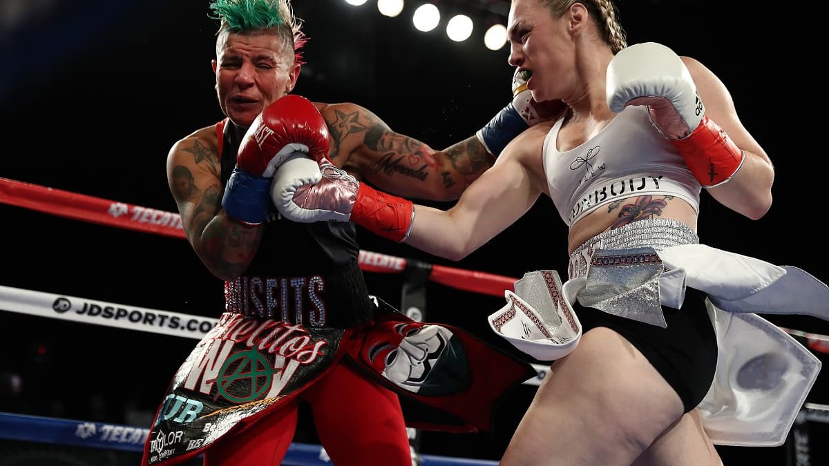 Heather Hardy (à droite) lors de son dernier combat de boxe, en octobre 2018 Heather Hardy (à droite) lors de son dernier combat de boxe, en octobre 2018