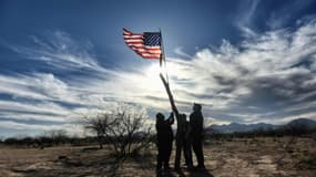 La tribu Tohono O'odham proteste contre le mur de Trump dans le désert d'Altar, au Mexique à la frontière avec les Etats-Unis, le 25 mars 2017