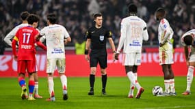 L'arbitre M.Bastien lors du match OL-PSG (2-3, L1), le 9 novembre 2025