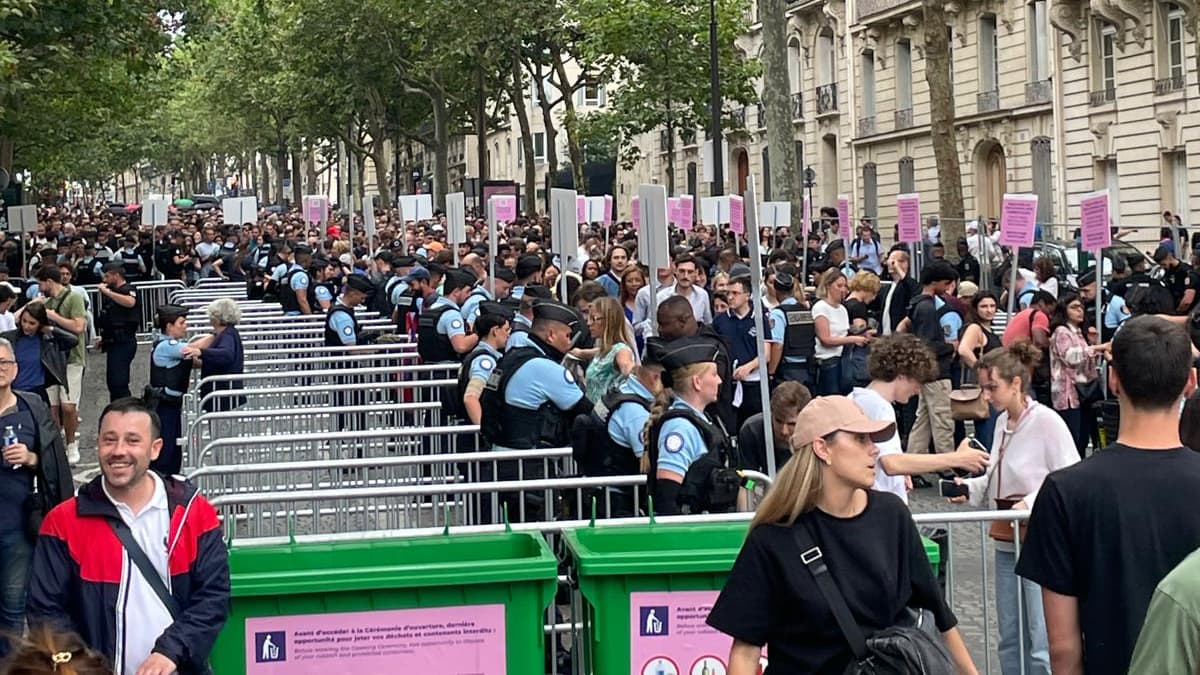 Les contrôles pour accéder aux quais pour la cérémonie d'ouverture, le 26 juillet 224. Les contrôles pour accéder aux quais pour la cérémonie d'ouverture, le 26 juillet 224.