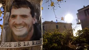 Affiche d'Yvan Colonna placardée à Cargèse, son village natal en Corse, le 13 décembre 2007. 