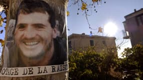 affiche d'Yvan Colonna placardée à Cargèse, son village natal en Corse, le 13 décembre 2007 