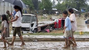 Dans les rues d'Iligan, dans le sud des Philippines, après le passage du typhon Washi. Un typhon s'est abattu sur l'île de Mindanao aux Philippines, faisant près de 180 morts et 100.000 déplacés, selon le gouvernement et l'armée. /Photo prise le 17 décemb