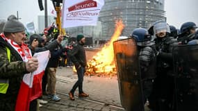 Des agriculteurs manifestent devant le Parlement européen contre l'accord de libre-échange entre l'UE et les pays du Mercosur le 20 janvier 2026 à Strasbourg