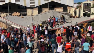 Des sauveteurs de la Protection civile après l'effondrement du toit d'une église à Ciudad Madero, au Mexique, le 1er octobre 2023. 