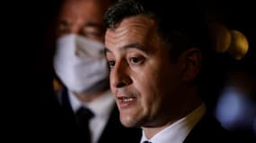 Le ministre de l'Intérieur Gérald Darmanin lors d'une visite à Poissy dans un commissariat, le 15 février 2021