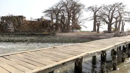 Ponton qui mène à l'île Kunta Kinté située sur le fleuve Gambie, le 8 avril 2017