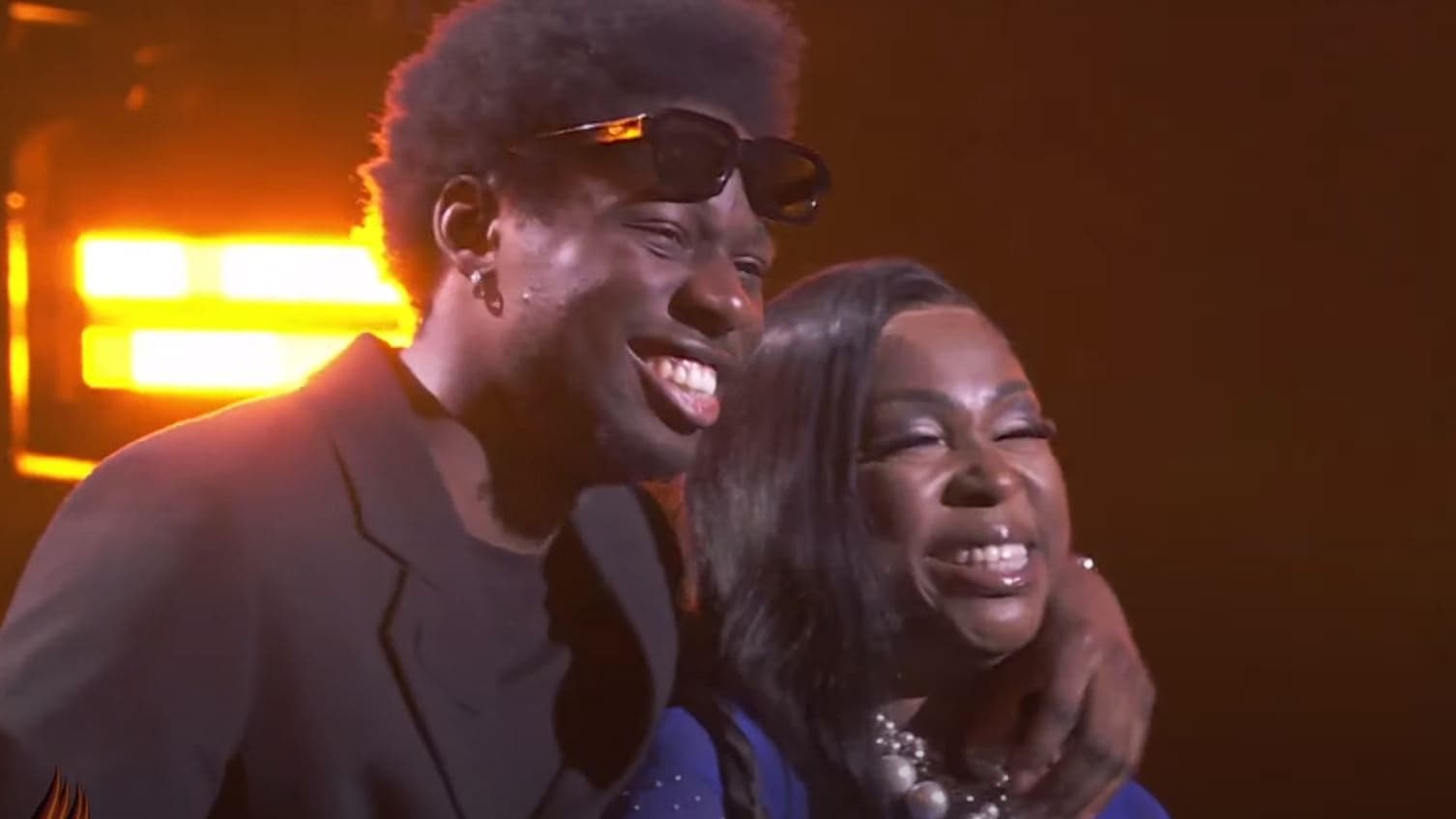 Tiakola et sa mère sur la scène des Flammes Tiakola et sa mère sur la scène des Flammes