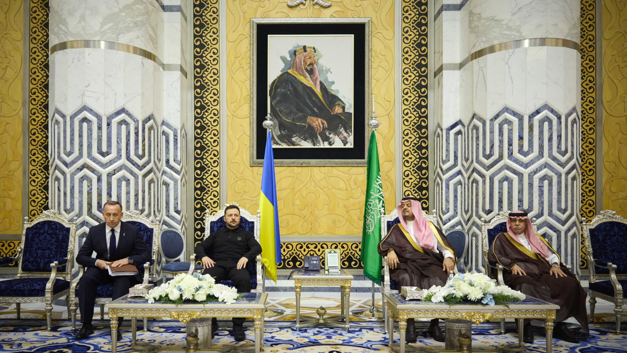 Le président ukrainien Volodymyr Zelensky rencontre le vice-gouverneur de la région de La Mecque, le prince Saoud bin Mishal bin Abdulaziz, dans le cadre de discussions entre des responsables ukrainiens et des représentants saoudiens et américains à Djeddah, le 10 mars 2025.