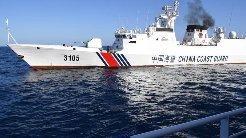 Un navire des garde-côtes chinois près du haut-fond de Scarborough, contrôlé par la Chine, dans les eaux contestées de la mer de Chine méridionale, le 15 février 2024. (photo d'illustration)