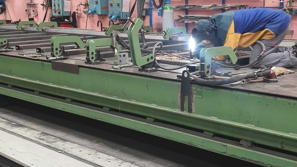Un soudeur d'Alstom au travail pour assembler les plaques d'acier qui formeront la caisse de la motrice du TGV M