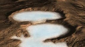 Vue d'artiste montrant la présence d'eau sur Mars. Des dépôts de glace d'au moins deux mètres d'épaisseur tapissent le fond de certains petits cratères de la Lune, ont rapporté lundi des scientifiques dans l'une des deux études qui viennent apporter de no