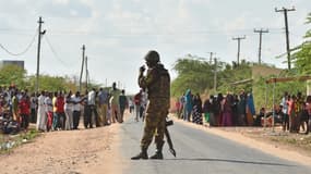 Un membre des forces de l'ordre kényanes à Garissa, le 2 avril 2015, avant la fin de l'attaque