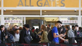 Des voyageurs attendent à l'aéroport d'Atlanta, aux Etats-Unis, le 18 décembre 2017. 