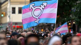 Un drapeau pour les droits des personnes transgenres est brandi à New York, le 28 juin 2019