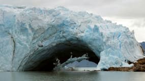 Un morceau de glace se détache de la fameuse arche du glacier Perito Moreno, dans le sud de l'Argentine, le 11 mars 2018