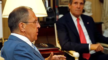 Le secrétaire d'Etat américain John Kerry (à droite) et le ministre russe des Affaires étrangères Sergueï Lavrov ont réaffirmé lundi, dans un grand hôtel parisien, leur profond engagement aux principes de la conférence de Genève I prévoyant un gouvernemen
