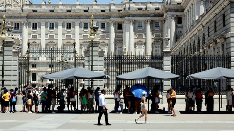 Des touristes se protégeant du soleil à Madrid, en Espagne, le 26 juin 2023, alors que le pays connaît sa première vague de chaleur cet été 