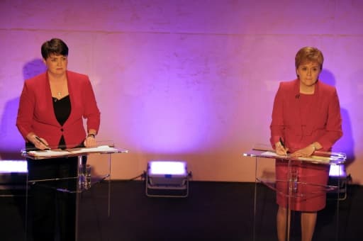 La patronne des conservateurs écossais, Ruth Davidson (G), et la Première ministre écossaise Nicola Sturgeon (D) lors d'un débat télévisé à Glasgow, le 6 juin 2017