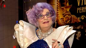 Barry Humphries dans le costume de Dame Edna Everage, le 25 novembre 2013 à Londres