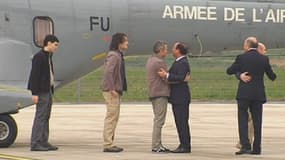 François Hollande accueille les quatre journalistes français dimanche matin sur le tarmac de la base de Villacoublay.