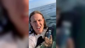 David Lesh, 34 ans, en train de se filmer naufragé dans l'océan Pacifique. 