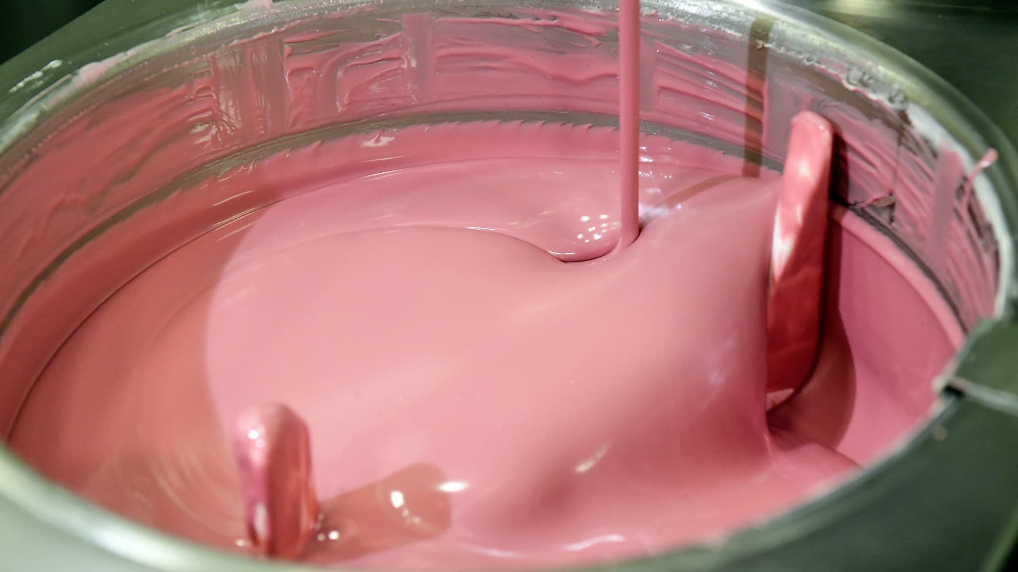 Le chocolat "Ruby", de couleur rose, présenté par le groupe suisse Barry Callebaut dans son usine de Lebbeke-Wieze (Belgique), le 18 septembre 2017 (photo d'illustration). Le chocolat "Ruby", de couleur rose, présenté par le groupe suisse Barry Callebaut dans son usine de Lebbeke-Wieze (Belgique), le 18 septembre 2017 (photo d'illustration).