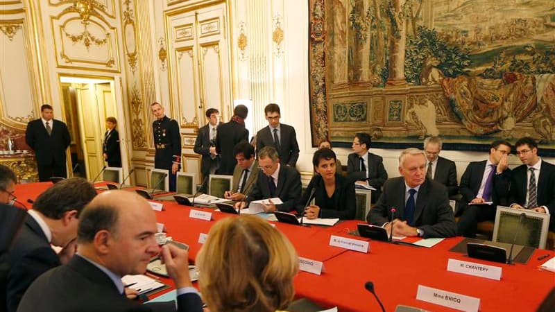 Lors d'une réunion ministérielle de réflexion sur le coût du travail présidée par Jean-Marc Ayrault, vendredi à Matignon. Après une semaine de cacophonie sur le dossier de la compétitivité, le gouvernement s'est aligné vendredi sur le rappel à l'ordre eff