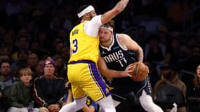 Anthony Davis et Luka Doncic lors de Lakers-Mavericks le 17 janvier 2024