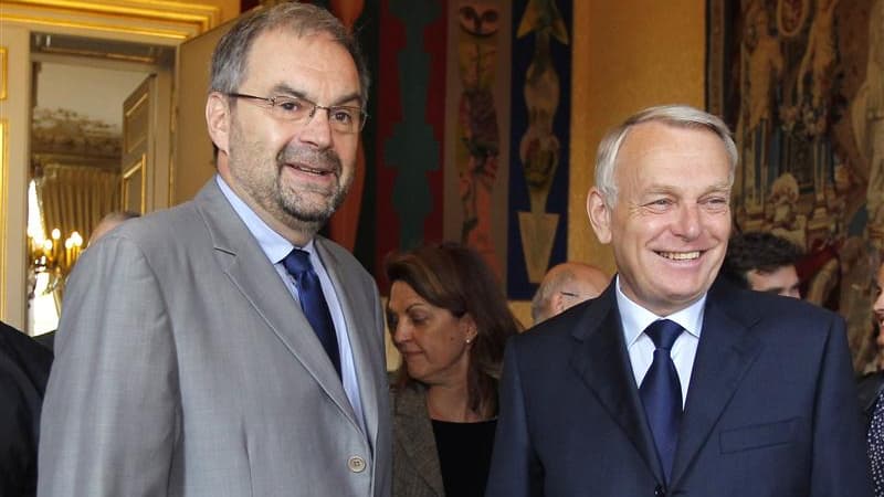 Le secrétaire général de la CFDT François Chérèque accueilli mardi à Matignon par le Premier ministre Jean-Marc Ayrault. Le chef du gouvernement, accompagné des ministres concernés par les dossiers, a entamé des consultations avec les syndicats et les org