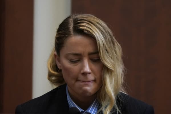 Amber Heard lors de son témoignage contre Johnny Depp le 4 mai 2022 Amber Heard lors de son témoignage contre Johnny Depp le 4 mai 2022