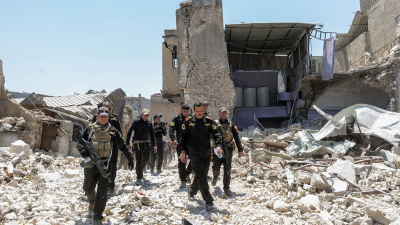 Des soldats irakiens marchent dans la vieille ville dévastée de Mossoul, le 25 juin 2017.