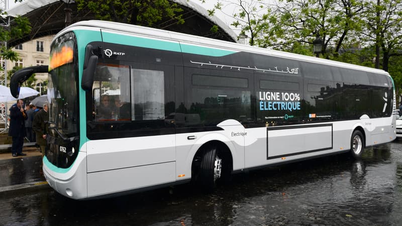 Un bus RATP électrique, le 30 mai 2016 place de l'Etoile à Paris. 