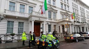 Policiers devant l'ambassade d'Iran dans le centre de Londres. La Grande-Bretagne a annoncé mercredi qu'elle avait ordonné la fermeture immédiate de l'ambassade d'Iran à Londres et avait fermé la sienne à Téhéran, mise à sac la veille par des manifestants