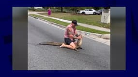 Mike Dragich, un combattant de MMA, en train de saisir à mains nues un alligator dans la ville de Jacksonville en Floride (États-Unis) le 21 avril 2024.